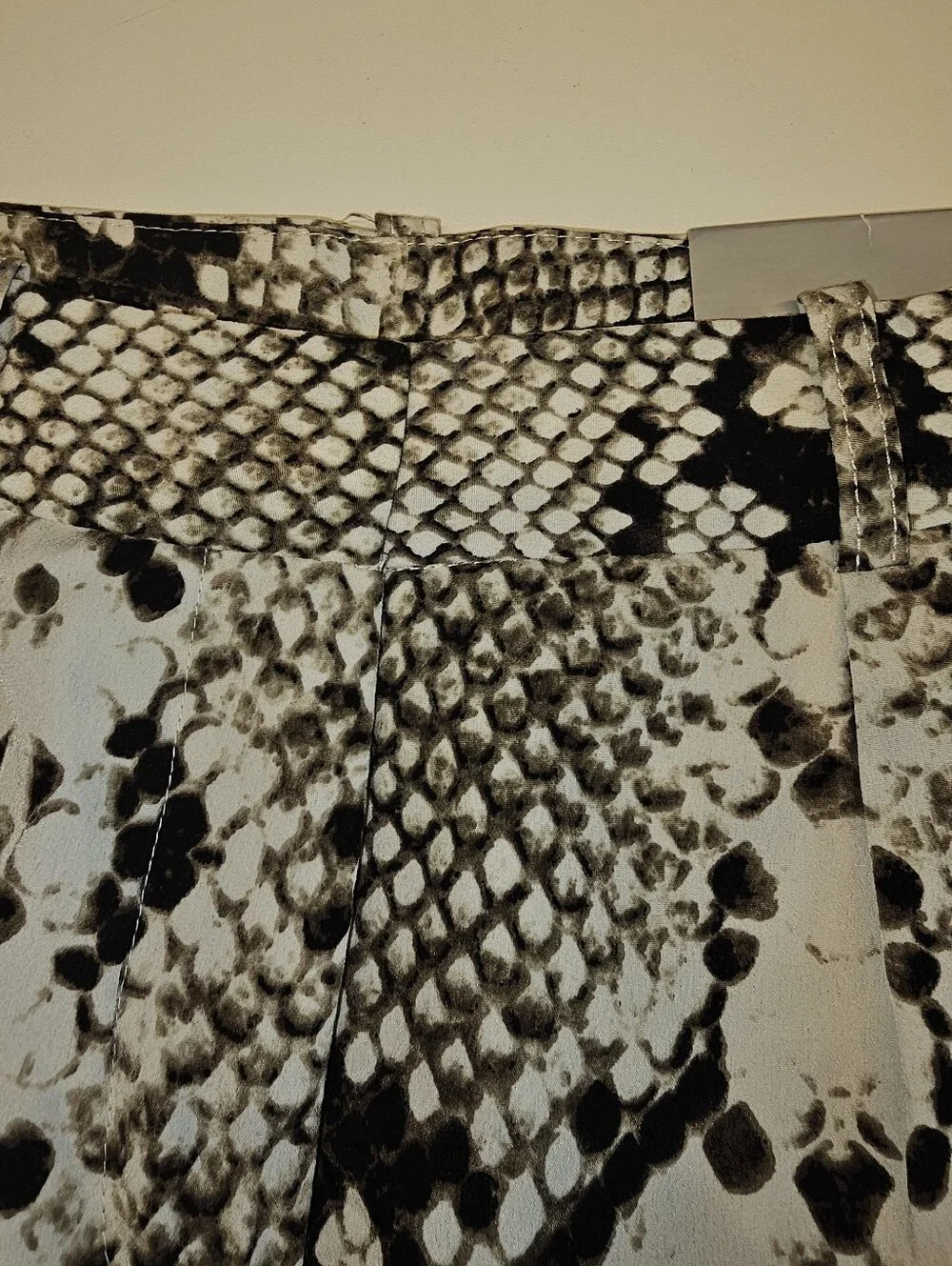 NWT | 4 | Worthington | Black White Snakeskin Print Tailored Bermuda Shorts